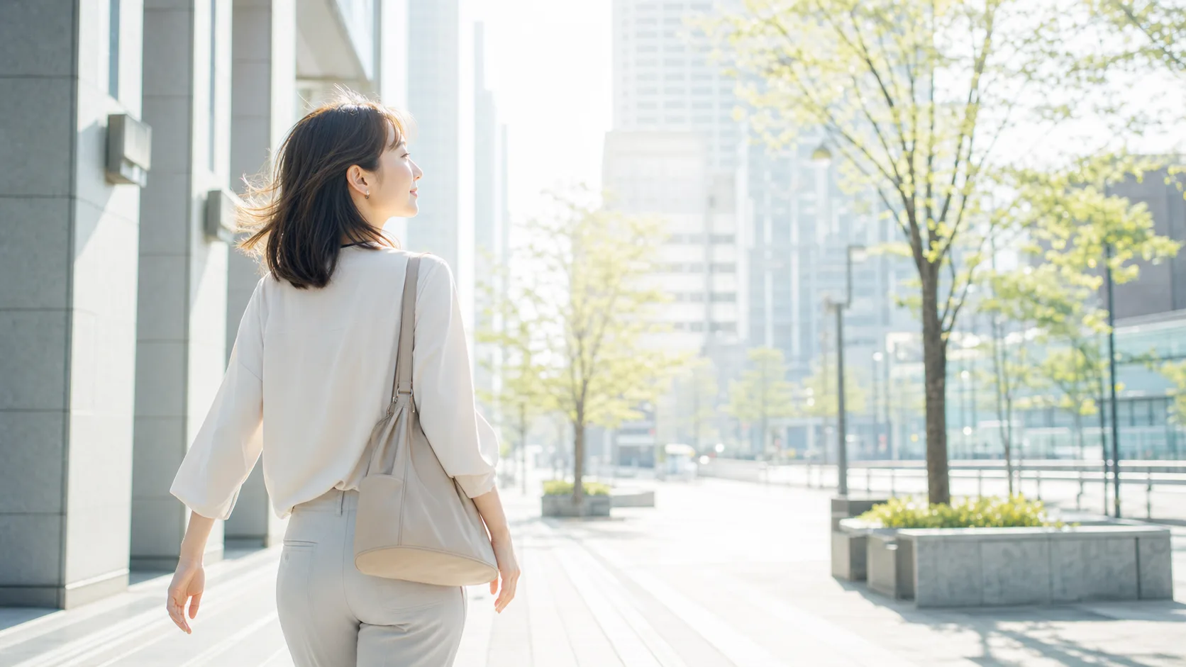 朝の街を歩き出す人のイメージ